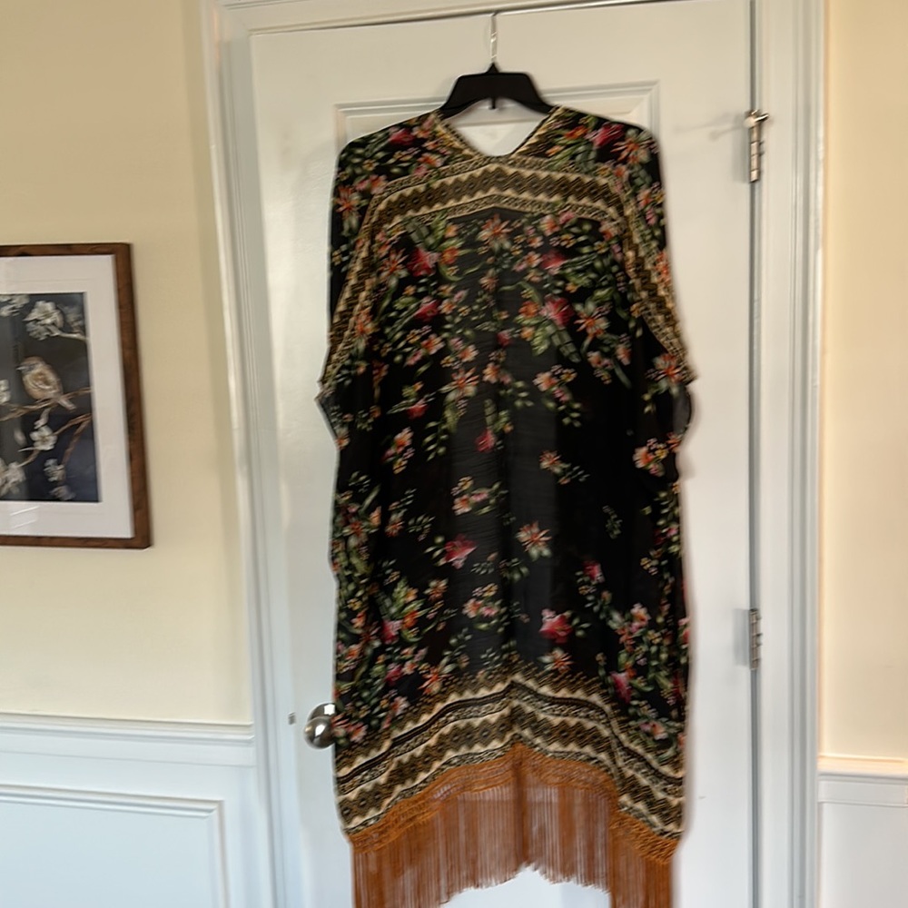 Stunning floral print Kimono with fine tassel and side split. - Picture 4 of 5
